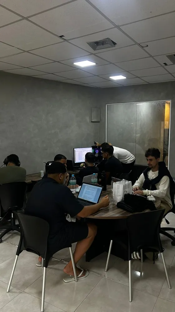 Alunos da Operação Venda Invisível visitando o escritório da Goffex